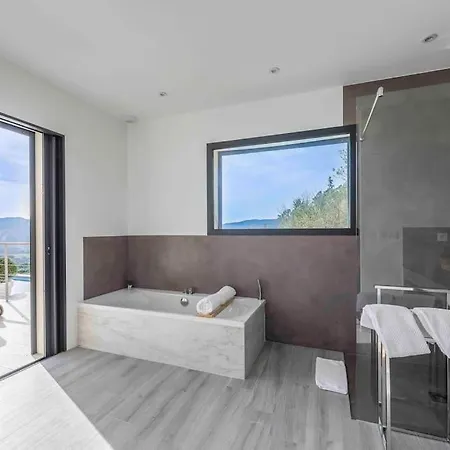 Ivona - De Luxe Avec Piscine Chauffee A Santa-giulia *