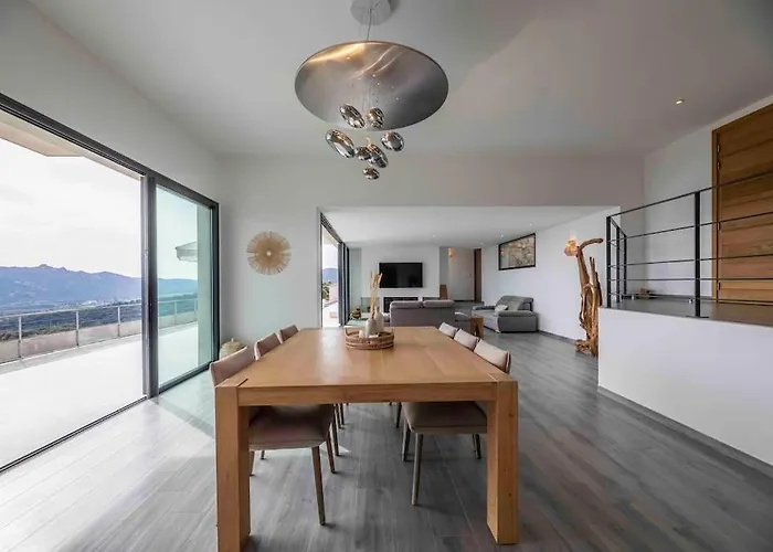 Villa Ivona - De Luxe Avec Piscine Chauffée à Santa-giulia *