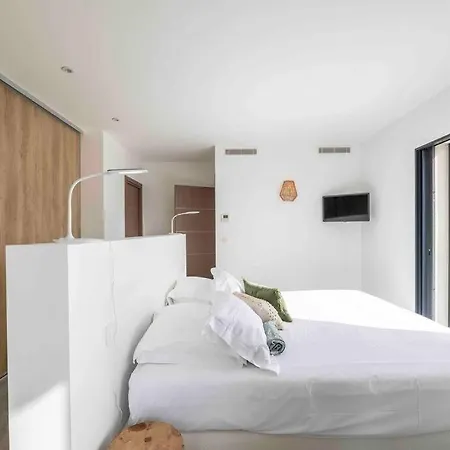 Ivona - De Luxe Avec Piscine Chauffee A Santa-giulia Порто-Веккьо