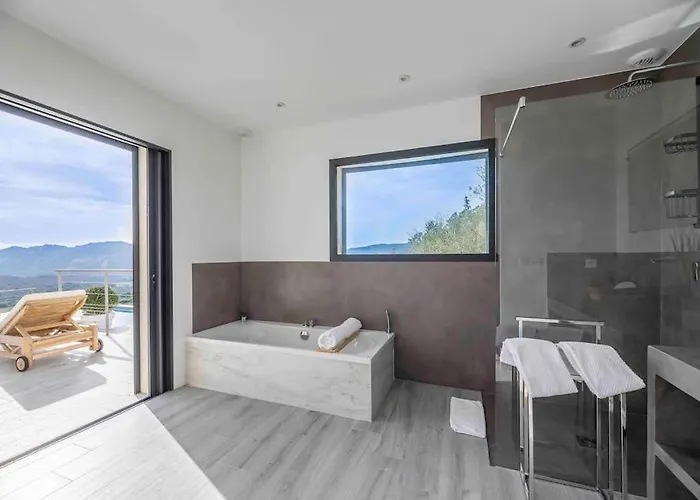 Ivona - De Luxe Avec Piscine Chauffee A Santa-giulia *